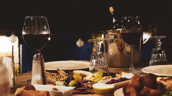 Deliziosi Antipasti Preparati Vino Tavolo Bottiglia Vino Piatti Bicchieri Vino — Foto Stock
