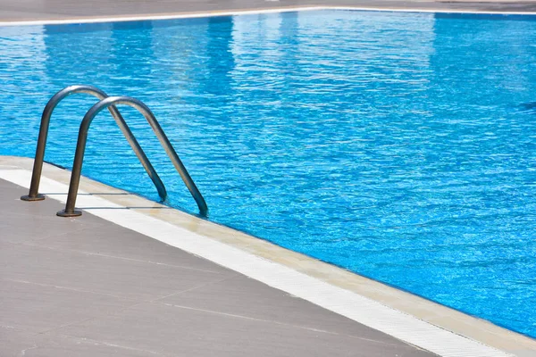 Modernes Schwimmbad Mit Treppe Resort — Stockfoto