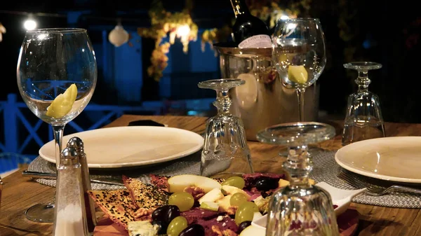 Köstliche Weinvorspeisen Zubereitet Für Wein Auf Einem Tisch Weinflaschen Teller — Stockfoto