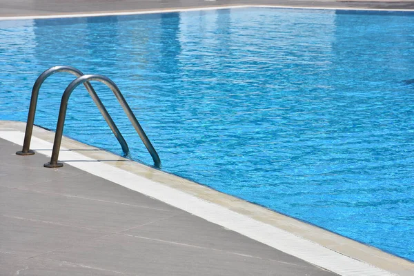 Nahaufnahme Eines Blauen Swimmingpools Mit Metallleiter Modernes Schwimmbad — Stockfoto