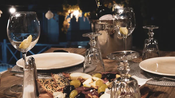 Draufsicht Auf Weinvorspeisen Käse Salami Wurst Trockenfleisch Oliven Trauben Brot — Stockfoto