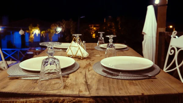 Κενό Τραπέζι Διακοσμημένο Ποτήρια Μαχαιροπήρουνα Πιάτα Και Σουπλά Στη Βεράντα — Φωτογραφία Αρχείου