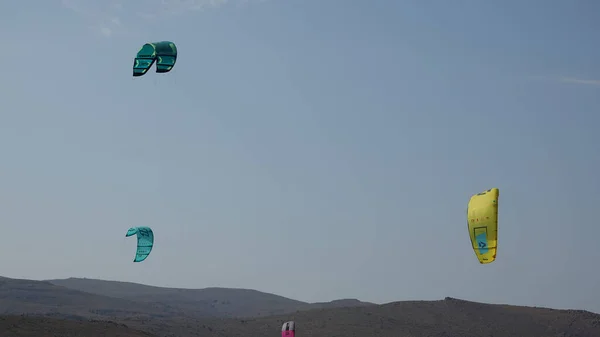 风筝在晴朗的天空下拍打风筝 在空中背景下飞行的风筝 因布罗斯岛Gokceada Canakkale Turkey 2022 — 图库照片