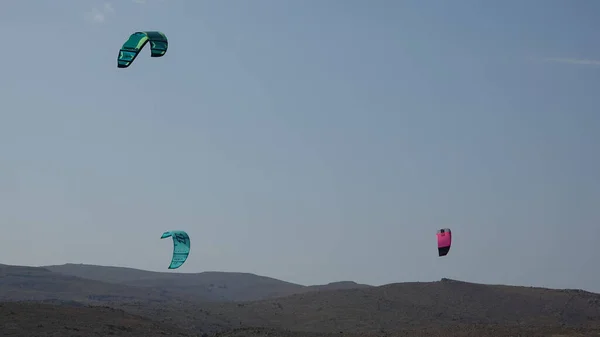 Kitesurf Draci Proti Jasné Obloze Draci Létají Vzduchu Malebném Pozadí — Stock fotografie
