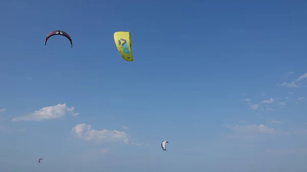 Kitesurfdrachen Gegen Klaren Himmel Drachen Fliegen Der Luft Landschaftlich Hintergrund — Stockfoto