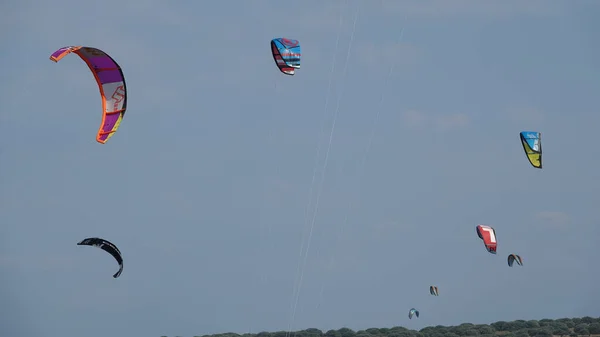 风筝在晴朗的天空下拍打风筝 在空中背景下飞行的风筝 因布罗斯岛Gokceada Canakkale Turkey 2022 — 图库照片