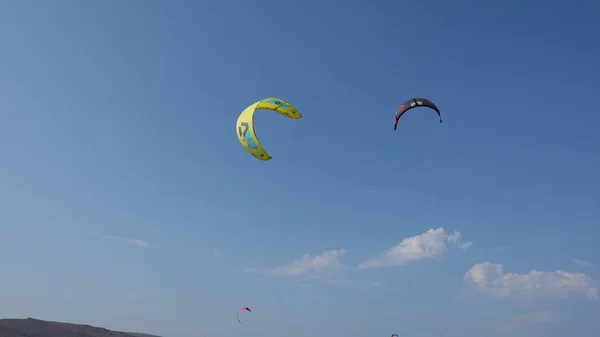 하늘을 배경으로 연결되어 경치를 배경으로 다닙니다 브로스 Gokceada Canakkale Turkey — 스톡 사진
