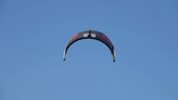 风筝在晴朗的天空中飘扬 风筝在空中的背景下飞行 因布罗斯岛加纳卡莱 Gokceada — 图库照片
