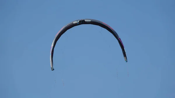 Kitesurf Pipa Contra Céu Limpo Kite Voando Fundo Cênico Ilha — Fotografia de Stock