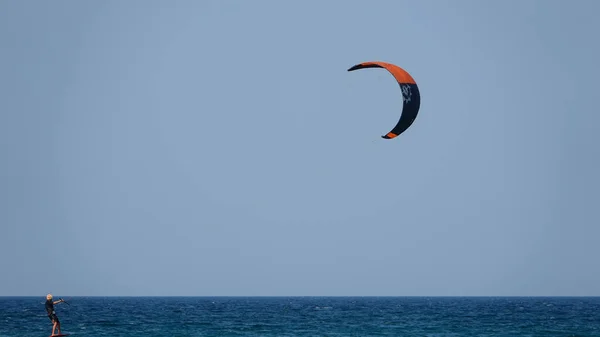 Profi Sárkányszörfös Akció Közben Hullámok Tengeren Kitesurf Szlalomot Készít Hullámokon — Stock Fotó