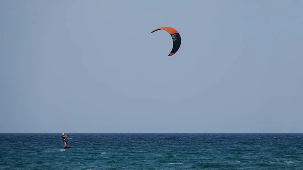 专业的风筝冲浪手在海上冲浪 基特冲浪在海浪中打滑 因布罗斯岛Gokceada Canakkale Turkey 2022 — 图库照片