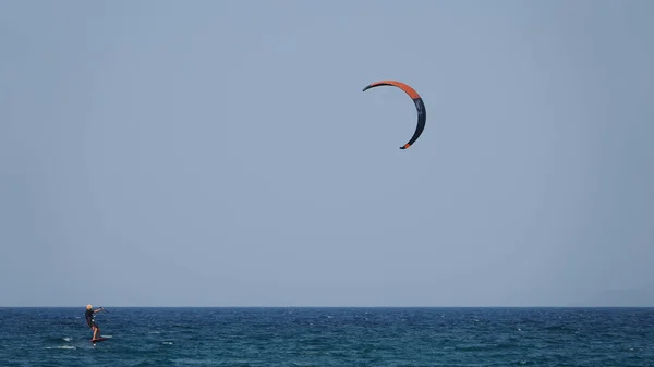 Kite Surfer Profesional Acción Olas Mar Kitesurf Hace Slalom Las —  Fotos de Stock