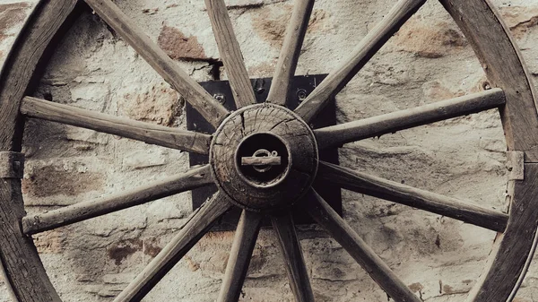 Close Old Wooden Carriage Wagon Wheel — Stock Photo, Image