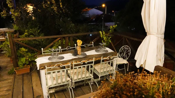 Elegante Tischdekoration Für Das Abendessen Auf Der Gartenterrasse Tischset Auf — Stockfoto