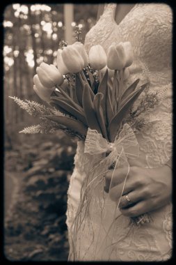  Renkli, modern sonbahar düğün buketi tutan gelin. Yaşam tarzı ve sonbahar düğünü konsepti. Önden görünen beyaz gelinlik, bukette beyaz çiçekler..
