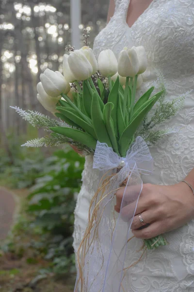 Bride Holding White Elegant Modern Autumn Wedding Bouquet Concept Lifestyle — Stock Photo, Image
