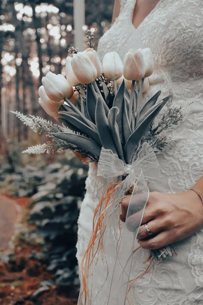 Noiva Segurando Colorido Elegante Moderno Buquê Casamento Outono Conceito Estilo — Fotografia de Stock