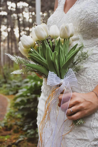 Bride Holding Colorful Elegant Modern Autumn Wedding Bouquet Concept Lifestyle — Stock Photo, Image
