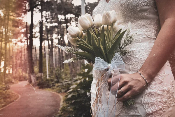 Noiva Segurando Branco Elegante Moderno Buquê Casamento Outono Conceito Estilo — Fotografia de Stock