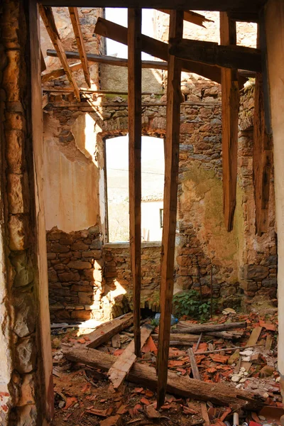 放棄された古い石造りの家の壁や柱 — ストック写真