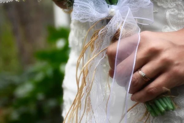 Bride Modern Gold Bracelet Wedding Ring Solitaire Ring Her Wrist — Stock Photo, Image