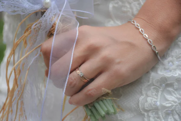 Noiva Com Uma Pulseira Ouro Moderno Anel Casamento Anel Paciência — Fotografia de Stock