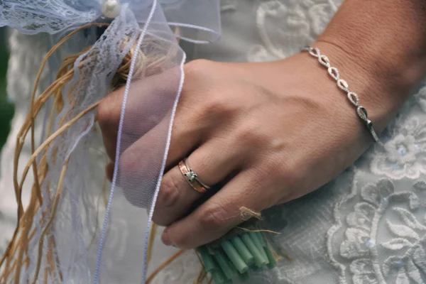 Nevěsta Moderním Zlatým Náramkem Snubním Prstenem Solitérním Prstenem Zápěstí Držící — Stock fotografie