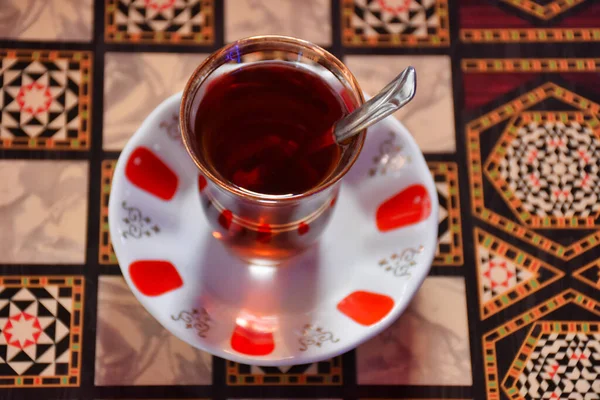 Turkse Thee Een Traditioneel Glazen Kopje Met Een Lepel Staat — Stockfoto