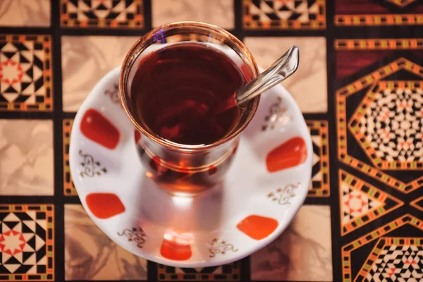 Török Tea Egy Hagyományos Üvegpohárban Egy Kanállal Áll Backgammon Asztalon — Stock Fotó