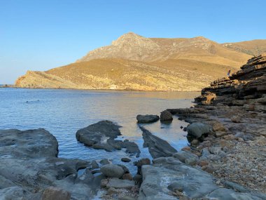 Kıyı manzaralı Gökçeada Türkiye 'si, temiz deniz ve güzel plajlar. Imbros Adası. Arcadia bölgesi Imbros adasında yer almaktadır.