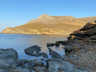 Kıyı manzaralı Gökçeada Türkiye 'si, temiz deniz ve güzel plajlar. Imbros Adası. Arcadia bölgesi Imbros adasında yer almaktadır.