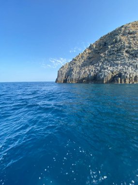 Gökceada 'daki Imbros adasındaki deniz şeridi boyunca uzanan volkanik kaya oluşumlarına Peynir kayalıkları denir. Çanakkale Türkiye