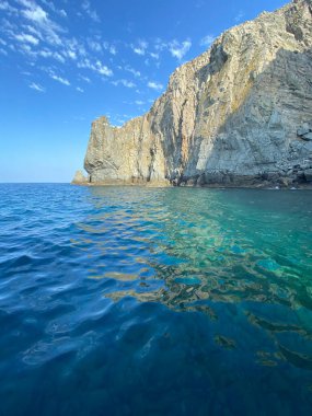 Gökceada 'daki Imbros adasındaki deniz şeridi boyunca uzanan volkanik kaya oluşumlarına Peynir kayalıkları denir. Çanakkale Türkiye