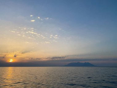 Gkeada 'dan Semendirek adası manzarası Imbros Adası ve günbatımı gökyüzü, Ege Denizi' nin günbatımı manzarası