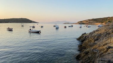 Canak Körfezi manzarası, Foca-İzmir 'in görkemli hangarlarından biri, önündeki kayıklar, ada ve yarımadalardan biri..