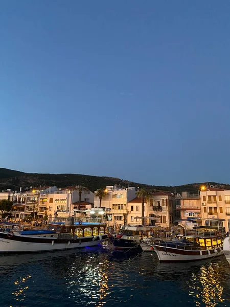 Noční Pohled Pobřeží Lodě Domy Moře Městě Foca Izmir Turecko — Stock fotografie