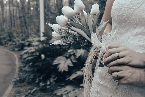 Νύφη Και Γαμπρός Κρατώντας Κομψό Μοντέρνο Φθινόπωρο Γαμήλιο Μπουκέτο Μπροστά — Φωτογραφία Αρχείου