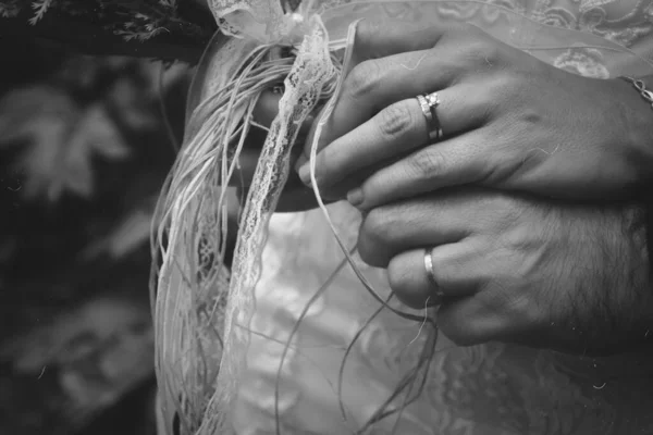 Noiva Noivo Segurando Elegante Moderno Buquê Casamento Outono Frente Vestido — Fotografia de Stock