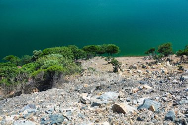  Anakkale, Gkceada 'daki yeşil dağlar arasında mavi bir baraj gölüne yakın çekim