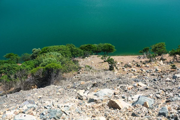 Primo Piano Lago Blu Diga Tra Montagne Verdi Gkceada Anakkale — Foto Stock