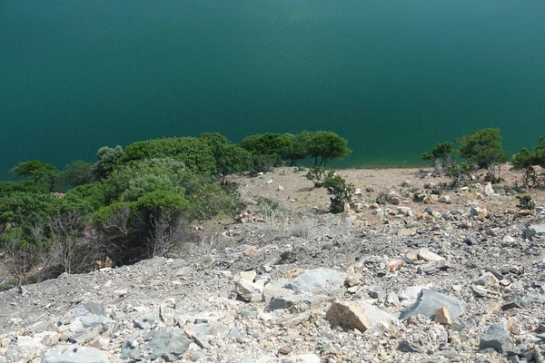 Nahaufnahme Eines Blauen Stausees Inmitten Grüner Berge Gkceada Anakkale Türkei — Stockfoto