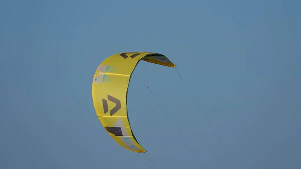 Kitesurf Drak Proti Jasnému Nebi Drak Létající Vzduchu Malebné Pozadí — Stock fotografie