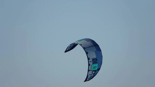 Kitesurf Vlieger Tegen Heldere Lucht Vlieger Vliegen Lucht Schilderachtige Achtergrond — Stockfoto