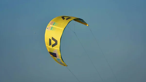 Kitesurf Pipa Contra Céu Limpo Kite Voando Fundo Cênico Ilha — Fotografia de Stock