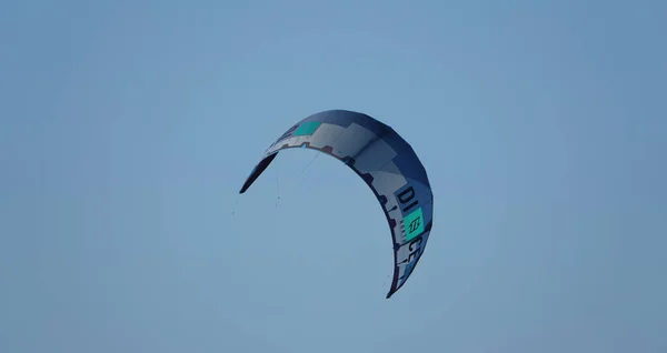 Kitesurfdrachen Gegen Klaren Himmel Drachenfliegen Der Luft Landschaftlich Hintergrund Insel — Stockfoto