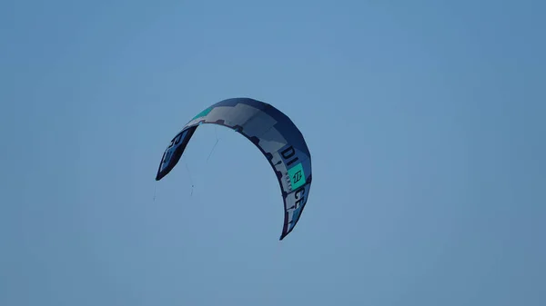 风筝在晴朗的天空中飘扬 风筝在空中的背景下飞行 因布罗斯岛Gokceada Canakkale Turkey 2022 — 图库照片