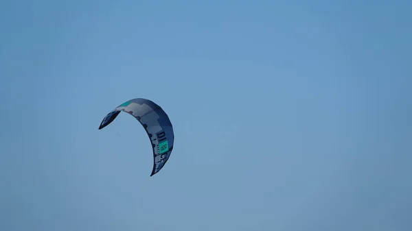Kitesurf Змій Проти Ясного Неба Повітряний Змій Літає Мальовничому Тлі — стокове фото