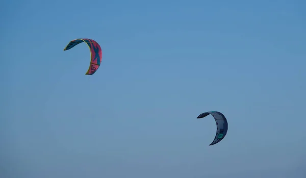 Kitesurf Draci Proti Jasné Obloze Draci Létají Vzduchu Malebném Pozadí — Stock fotografie