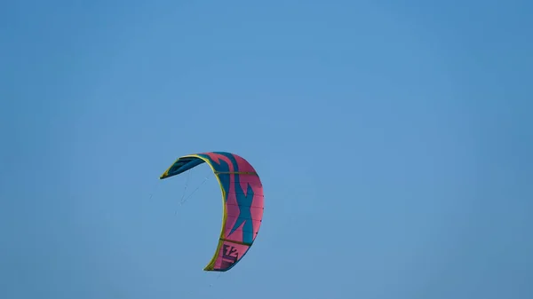 Kitesurfdrachen Gegen Klaren Himmel Drachenfliegen Der Luft Landschaftlich Hintergrund Insel — Stockfoto