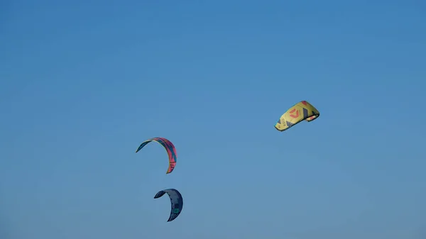 Kitesurf Pipa Contra Céu Limpo Pipas Voando Fundo Cênico Ilha — Fotografia de Stock